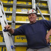 Il capo cantiere Raimond Raffeiner sulla lottizzazione residenziale di Gargazzone
<br />

<br />
Copyright: Doka