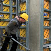 Mit dem praktischen Framax-Ausschalwerkzeug ist nur wenig Kraftaufwand erforderlich, um die Schalung materialschonend vom Beton zu lösen. Foto: Doka