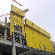 Präzise und fehlerfrei vormontierte Schutzgerüsteinheiten - wie z.B. dieses Windschild - sorgen jederzeit für einen reibungslosen und schnellen Bauablauf (Foto: Doka)