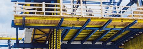 Cantilever forming traveller