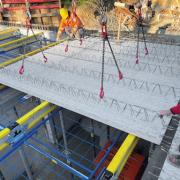 Sicheres Arbeiten auch von oben, dank Safeflex-System von Doka. Die Absturzsicherung wird später einfach mit den Stützen und Trägern entfernt. Copyright: Doka