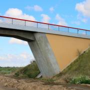 Einige Kilometer weiter steht im Trassenverlauf der B 6n eine fertiggestellte Brücke in vergleichbarer Ausführung.