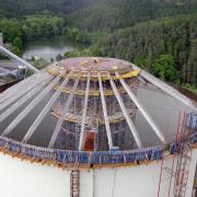 2006: Extrémně vysokou podpěrnou konstrukci si vyžádala betonáž sila v cementárně Mokrá. Nasazeny byly stovky součástí věže Staxo 100, pro bezpečný přístup pak až na vrchol vedla stabilní výstupová věž Staxo.