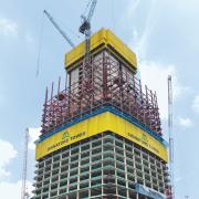 La construcţia clădirii Signature Tower in Kuala Lumpur, ecranul de protecţie Xclimb 60 oferă protecţie completă. De protecţie suplimentară se ocupă plasa de protecţie din material textil, fixată de ecranul de protecţie, care a fost concepută special pentru acest proiect. 