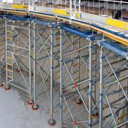 Traggerüst Staxo 100 als Unterstellung für 3,00 m breite Arbeitsbühnen auf geneigten Rampenebenen.
<br />
Foto: Doka