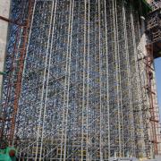 Den 20 m langen und über sechs Meter breiten Querbalken unterstellt die Baustellenmannschaft von Mostobud mit dem leistungsstarken Doka-Traggerüst Staxo 100. (Foto: Doka)