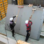 Die hochwertige Xlife-Platte mit kunststoffvergüteter Oberfläche ergibt ein sauberes Betonbild und ist leicht zu reinigen. Foto: Doka