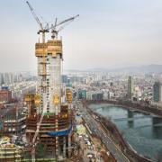 On completion, the 555 m Lotte World Tower will be the tallest building in East Asia. The structure core is being raised by Automatic climbing formwork SKE100, climbing ahead of other casting operations, while SKE50 plus has been fielded for the eight mega-columns.