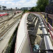 Die schleifenförmige Rampe wird von sechs zweiarmigen sowie einer dreiarmigen Stütze getragen. Je nach Position in Nähe zur Brücke oder zum Kurvenbereich variiert die Länge beider Arme.