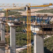 For construction of the bridges spanning 555 m and 365 m in length, Doka developed a formwork solution consisting of Cantilever forming travellers that save time and resources thanks to extended pouring sections. 