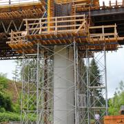 Die Brückenpfeiler wurden effizient und sicher in zwei Schüssen hergestellt. Im Anschluss betonierte die Baustellenmannschaft die Pfeilerköpfe.