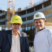 „Mit kompetenten Partnern wie Doka und einer gut ausgebildeten Baustellenmannschaft haben wir die Herausforderung gemeistert“, erklärt Bauleiter Markus Schlacher (re.) im Bild mit Christian Bauer von Doka. Foto: Doka