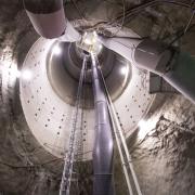 Only one way down: All the materials and equipment – including elements for the tunnel formwork carriages – have to be lowered by crane 60 m into the access shaft. Copyright: Doka