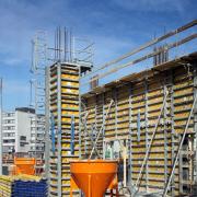 Das Schalungskonzept für die Arneken-Galerie, Hildesheim, ist auf Grund der nahezu vollständig bebauten Fläche auf minimalen Bedarf an Lagerplatz ausgelegt. (Foto: Doka)