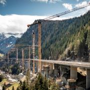Nach mehr als 55 Jahren wird die 1,8 km lange Luegbrücke an der Brenner Autobahn in Tirol komplett erneuert. 