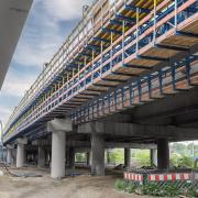 Die K20, mit 3,8 km Deutschlands längstes Straßenbrückenbauwerk und Zufahrt zum Elbtunnel, wird derzeit saniert und erweitert.
<br />

<br />
Copyright: Doka