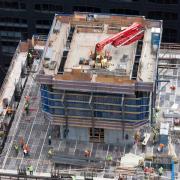 Met Super Climber SCP, het zelfklimmende systeem dat speciaal voor de Amerikaanse markt werd ontwikkeld, wordt de gebouwkern in ijltempo opgetrokken. Foto: Doka