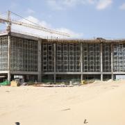 Doka´s new load-bearing tower system Staxo 40 ensures fast erection & dismantling times and high workplace safety at the construction of the Manipal University in Dubai.