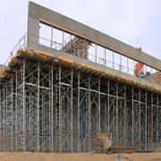 Die ausgeklügelte Statik bezieht die Wandscheiben und Brüstungen als Überzüge ein. Die komplette Decke ist in einem Guss zu betonieren und 28 Tage lang zu unterstellen. Traggerüste Staxo 100 leiten die hohen Lasten in Hilfsfundamente ab.