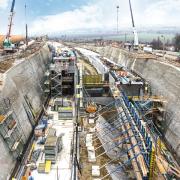 Zwei Tunnelschalwagen laufen beim Bründlkapellentunnel nebeneinander und nähern sich schrittweise an.Foto: Doka