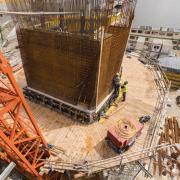 To connect the outer formwork and to withstand its high concrete pressure, the Competence Center Fair-Faced Concrete team developed a special angled waler capable of accommodating the variations in wall inclinations. Photo: Doka