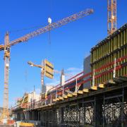 Die Sichtbetonwände entstehen mit der Doka-Großflächenschalung Top 50, zum Teil unterstellt mit dem Traggerüst Staxo 40. Foto: Doka