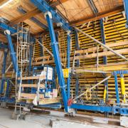 Die Schalwagen-Innovation ist mit einer hydraulischen Hubeinrichtung mit integriertem Fahrwerk und Querverschub ausgestattet.