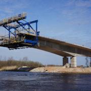 Bei der Tartu Brücke kommt im Baltikum erstmals ein Doka-Freivorbauwagen zum Einsatz.