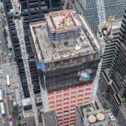 An der Außenwand transportiert die Selbstkletterschalung Xclimb 60 eine laut Kundenanforderung maßgeschneiderte Stahl-Sonderschalung. Foto: Doka