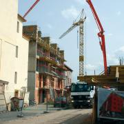 2005: S rozmachem staveb bytových domů se Doka zapojila i do betonáže jednotek v Radotíně a Stodůlkách. Členité konstrukce si vyžádaly nasazení různých druhů stěnových i stropních bednění.