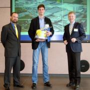1. Platz: Team DAW: Dominik Weis, HS Koblenz (Mitte). Es gratulieren Doka-Projektleiter Philip Haug (l.), Doka-Geschäftsführer Harald Ziebula (r.)