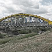 Celkový pohled na nově budovaný most přes odlehčovací kanál mezi Veselí nad Moravou a Moravským Pískem.  