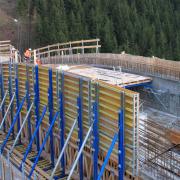 Im Bauablauf entstehen jeweils zwei Abschnitte Bodenplatte, bevor jeweils zwei Abschnitte der Stege und zwei Abschnitte der Decke folgen