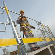 The Edge protection system XP from Doka is a universal safety solution for all edge protection needs. Photo: Doka