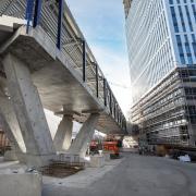 Direkt an den neuen Tower grenzt die VIA Mobile West, die durch den neu errichteten Messeeingang Süd mit Direktanschluss an die Verbindungsbrücke den neuen Eingang und direkten Durchgang zur Messehalle 12 bildet. Copyright: Doka