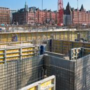 Mehr als 2.700 m² Doka-Rahmenschalung Framax Xlife bringen beim Bau Deutschlands größter Tiefgarage im Überseequartier Hamburg richtig Tempo auf die Baustelle.