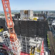 Dritter Einsatz für den Schutzschild, der 2017 für den OMNITURM entwickelt worden war. So war die Baustellenmannschaft stets bestens geschützt. Copyright: Doka
