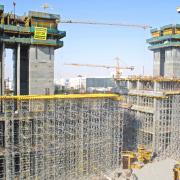 At the Shemoukh Twin Towers project, erection times of less than 20 minutes for the Staxo 40 towers, each 7.75 metres high, are being achieved on site by a three-man crew.