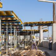 Deckentische clever bewegen mit Umsetzgeräten von Doka. Foto: Doka