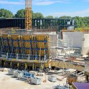 In the lower cycles the cast-in-place building construction sections open up towards the top before the walls start sloping toward each other again. Large-area formwork Top 100 tec is used for precise fabrication of walls, some of which are 18.00 m high and inclined up to 23.5°. Photo: Doka