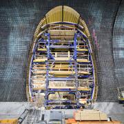 Mehr als 20.000 Doka-Ingenieurstunden flossen in die Gestaltung der Unterstrukturen der Schalung für den Betonkörper, welche die massiven unterirdischen Kavernen und Tunnelkreuzungen stützen und auskleiden werden.
<br />
