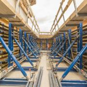 Detailed view of the one-sided starter formwork for the spillway separating wall. Innovative: the formwork works without special slots. Photo: Doka