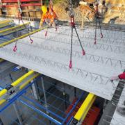 Sicheres Arbeiten auch von oben, dank Safeflex-System von Doka. Die Absturzsicherung wird später einfach mit den Stützen und Trägern entfernt. Copyright: Doka