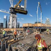 Central Park.jpg
<br />
Zaradi hitrosti in enostavne uporabe samoplezajoče ploščadi Super Climber podjetja Doka se lahko delavci osredotočijo na druge vidike projekta.
<br />
Fotografijo: Doka GmbH
<br />
