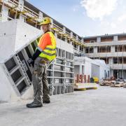 Den universelt anvendelige håndforskalling DokaXlight kan håndteres uden brug af kran af kun én person.