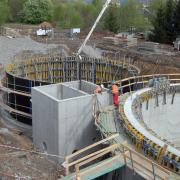 2002: Výstavba čistírny odpadních vod v Brně - Modřicích prověřila možnosti nasazení kruhového bednění Doka. Náročný projekt si vyžádal nasazení desítek metrů čtverečních bednění H20 TOP.