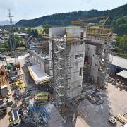 Two monolithic structures are the basis of the new training
<br />
facility. The climbing wall on the left is formed with a tailor-made
<br />
formwork solution. Framed formwork Framax Xlife is in use for
<br />
the construction of the polygon on the right side.
<br />
Photo: Fire Service Training Centre_02.jpg
<br />
Copyright: Česká Doka