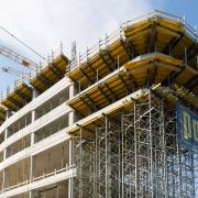 Der 17 m hohe auskragende Bereich ist mit dem Traggerüst Staxo 100 sicher unterstellt. Foto: Doka