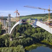 Zu den anspruchsvollsten Schalungsprojekten der Deutschen Doka zählen Bahn- und Straßenbrücken (im Bild: ICE-Brücke über den Froschgrundsee bei Coburg)