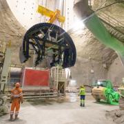 Only one way down: All the materials and equipment – including elements for the tunnel formwork carriages – have to be lowered by crane 60 m into the access shaft. Copyright: Doka